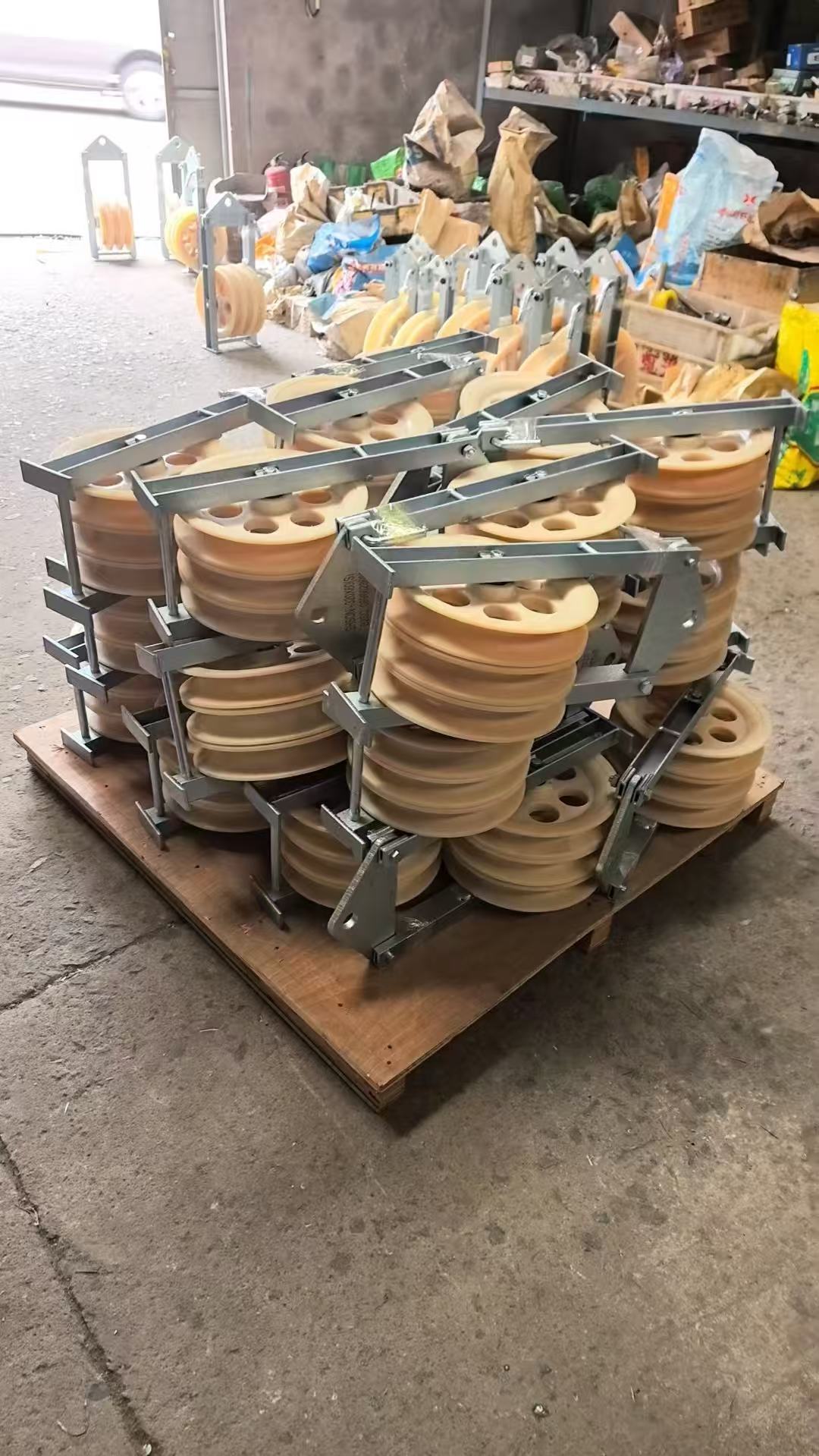 บล็อกบริษัทล่าสุดเกี่ยวกับ วิธีการเลือกเชือกลวดเหล็กป้องกันการบิดตัวที่เหมาะสมสำหรับโครงการสายส่ง