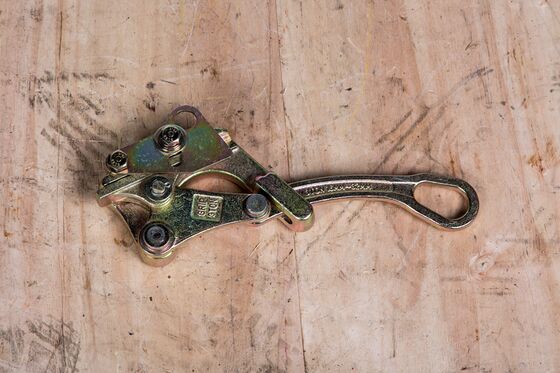 ซื้อ แคลมป์ดึงสายเคเบิล 3T สำหรับสายไฟขนาด 16–32 มม. พร้อมโครงสร้างเหล็กที่ทนทาน online manufacture