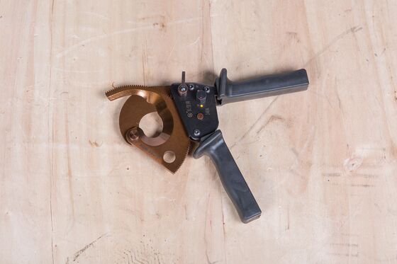 ซื้อ Heavy-Duty Ratcheting Cable Cutter with High-Strength Steel Blade for Copper and Aluminum Wires online manufacture