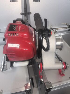 ซื้อ เครื่องป้อนสายเคเบิลแบบพกพา ความจุ 700 กก. พร้อมเครื่องยนต์เบนซิน Honda GX50 สำหรับการวางสายเคเบิลอย่างมีประสิทธิภาพ online manufacture