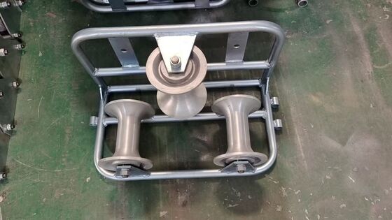 ลูกกลิ้งนำสายเคเบิลมุมสามชั้นอะลูมิเนียมเคลือบสังกะสีสำหรับงานหนัก 10kN เพื่อการติดตั้งสายเคเบิลที่ราบรื่น