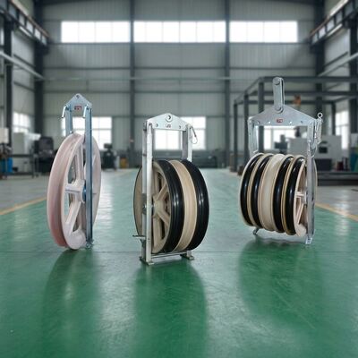 916 มิลลิเมตร กว้าง 20-150kN ภาระปริมาณ MC ไนลอน Sheave Stringing บล็อกและสายดึงบล็อกสําหรับการติดตั้งสายไฟฟ้า